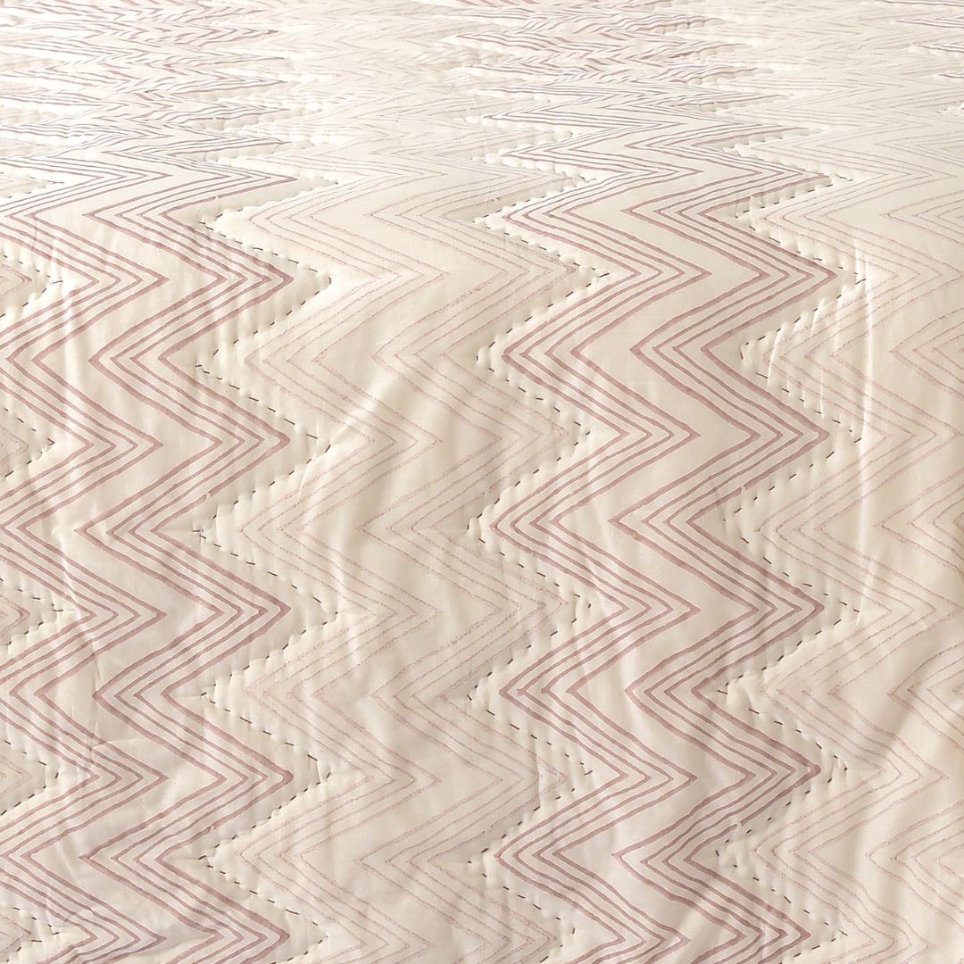 CHEVRON PRINTED QUILT